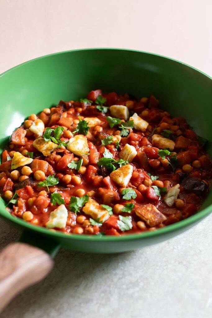 Geroosterde groentenstoof met halloumi en kikkererwten.
