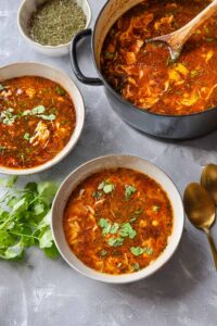 Gezonde Turkse kippensoep, (Tavuk Çorbası), met gedroogde munt, kikkererwten en zelfgemaakte bouillon